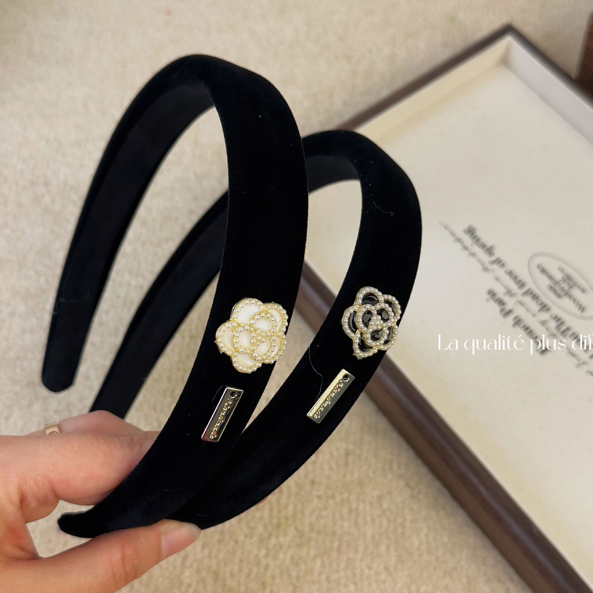 Black Velvet Camellia Logo Pea - Women Accessories Logo recension och pris