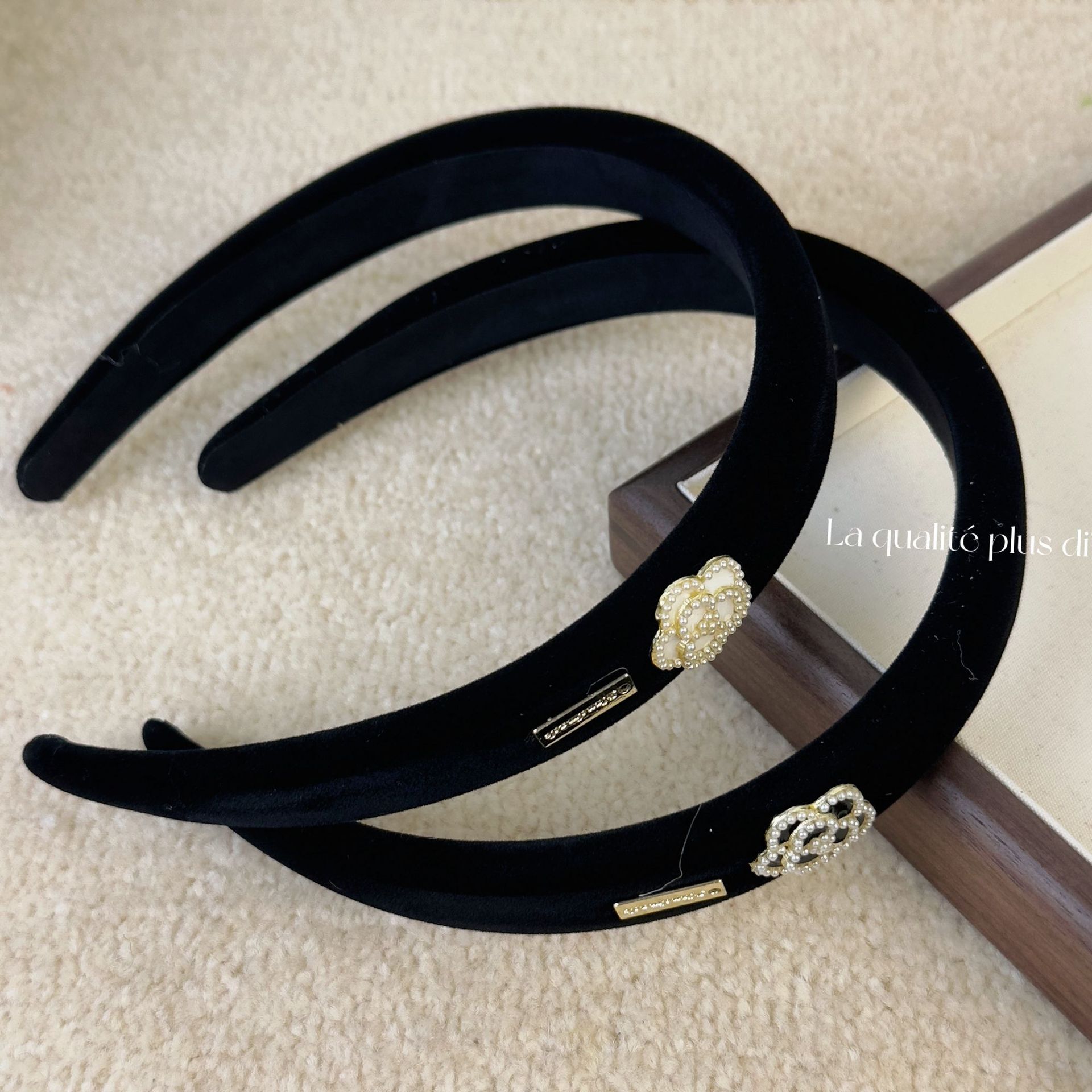 Black Velvet Camellia Logo Pea - Women Accessories Logo recension och pris