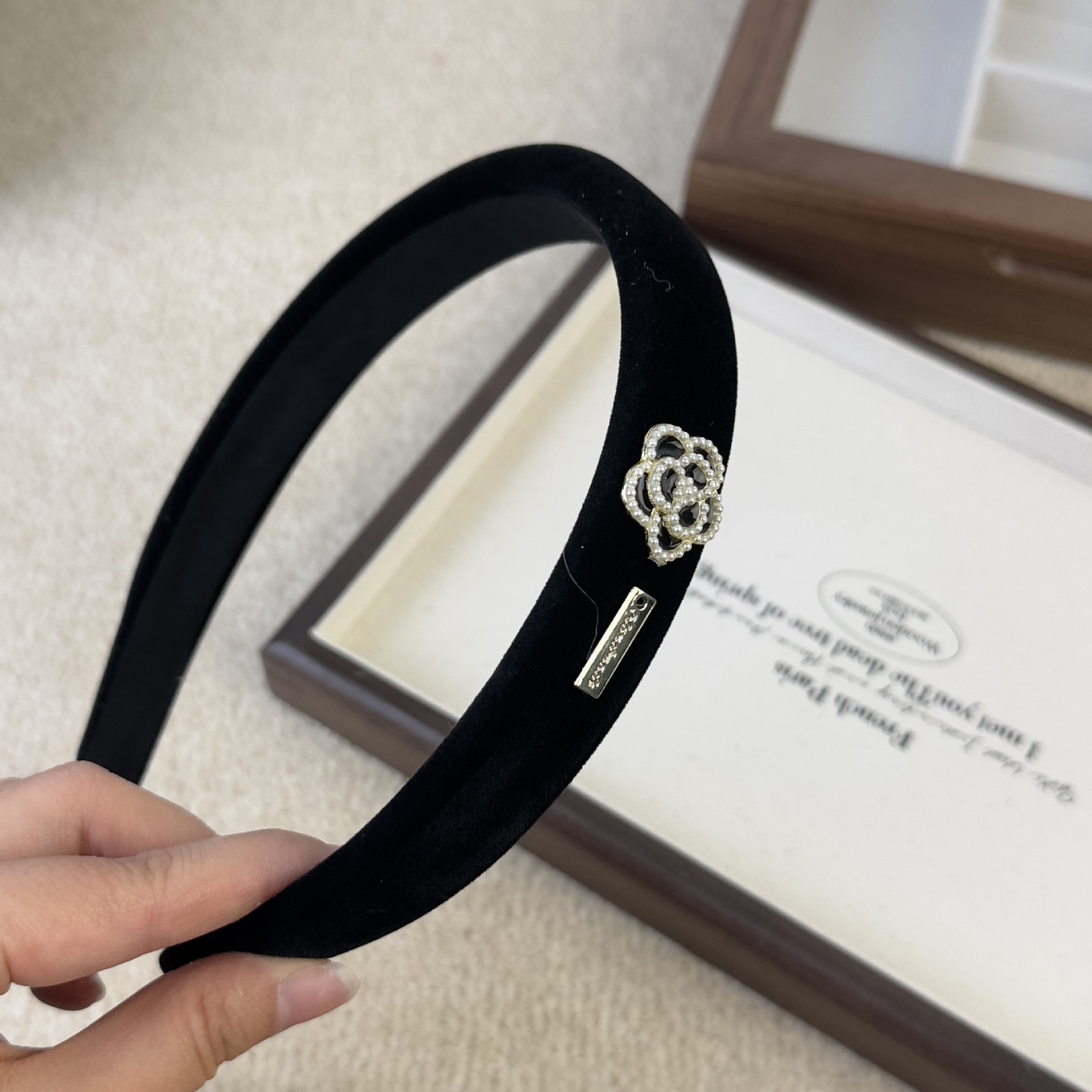 Black Velvet Camellia Logo Pea - Women Accessories Logo recension och pris