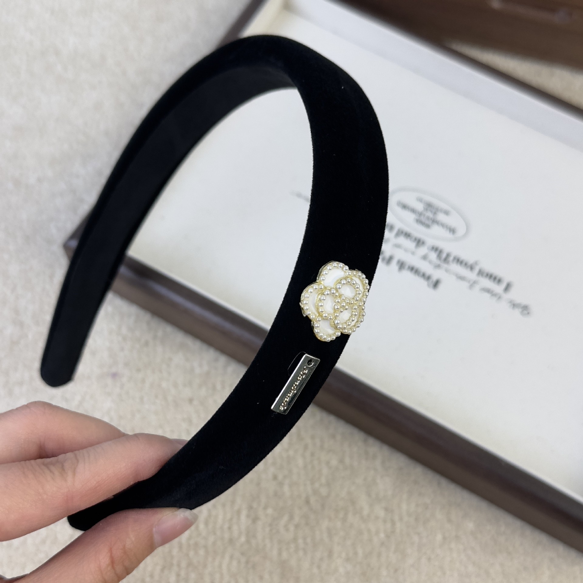 Black Velvet Camellia Logo Pea - Women Accessories Logo recension och pris